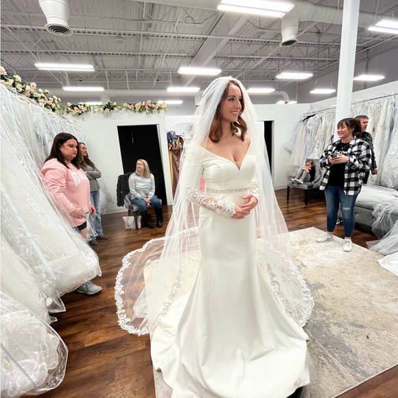 Brand New Never Worn Wedding Dress - Picture 2 of 3